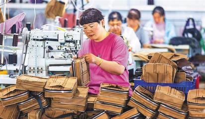 阜平縣顧家臺(tái)村九歌皮具有限公司,村民在加工箱包。當(dāng)?shù)厣a(chǎn)的箱包通過(guò)線上線下俏銷(xiāo)全國(guó)各地。