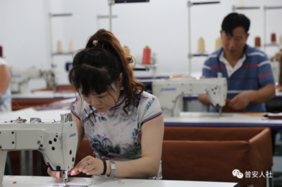 普安縣青山鎮(zhèn):工廠建在家門(mén)口 &ldquo;袋&rdquo;動(dòng)就業(yè)促增收