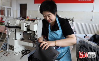 張家口市萬全區(qū)箱包加工助推群眾增收致富